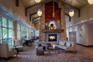 een lobby met een open haard en tafels en stoelen bij Homewood Suites by Hilton Rockville- Gaithersburg in Rockville
