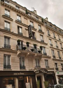 un grand bâtiment avec un magasin devant lui dans l'établissement Hôtel de Sèvres, à Paris