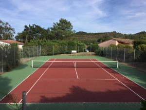 Tenis a/nebo squash v ubytování Résidence Playa Del'Oro nebo okolí