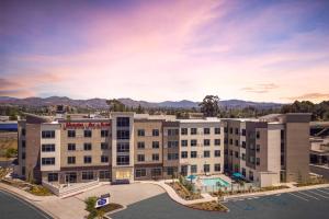 エルカホンにあるHampton Inn & Suites El Cajon San Diegoの山を背景としたホテルの描写