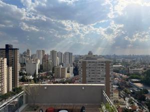 uma vista para o horizonte da cidade com edifícios em Condomínio ID Lisboa - Studios por temporada em São Paulo