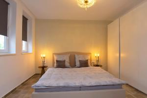 una camera con un grande letto con due lampade di Balthasar a Rudolstadt