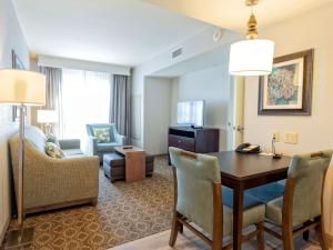 um quarto de hotel com uma mesa e uma sala de estar em Homewood Suites by Hilton Carlsbad-North San Diego County em Carlsbad