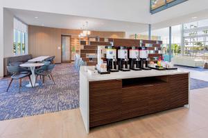 eine Lobby mit einer Theke mit Weinflaschen in der Unterkunft Hampton Inn & Suites San Diego Airport Liberty Station in San Diego