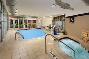 una gran piscina en una habitación de hotel con un hotel en Hilton Garden Inn San Antonio Airport South, en San Antonio