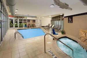 uma grande piscina num quarto de hotel com um hotel em Hilton Garden Inn San Antonio Airport South em San Antonio