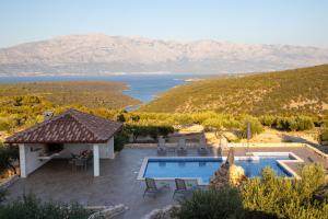 Cette villa dispose d'une piscine et offre une vue sur l'eau. dans l'établissement Ferienhaus Luisa Insel Brac - Kamin, Pool, Grill, Olivengrundstück, à Pučišća