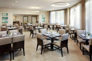 a restaurant with tables and chairs in a room at Hilton Garden Inn San Diego Mission Valley/Stadium in San Diego