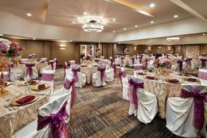 einen Bankettsaal mit weißen Tischen und lila Schalen in der Unterkunft Hilton Garden Inn San Diego Mission Valley/Stadium in San Diego