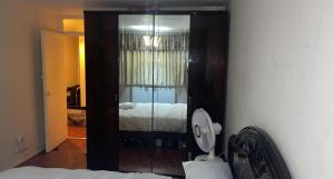 1 dormitorio con espejo y 1 cama en una habitación en BT luxury Apartment, en Londres