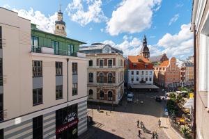 uma vista panorâmica de uma rua da cidade com edifícios em Stylish Old Town apartment em Riga