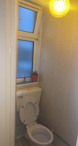 ロンドンにあるBT luxury Apartmentのバスルーム(トイレ付)、窓が備わります。