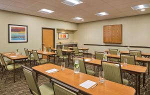 una clase con mesas y sillas en una habitación en Hampton Inn San Antonio Stone Oak, en San Antonio