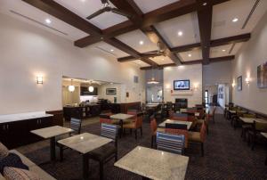 um restaurante com mesas e cadeiras num quarto em Homewood Suites by Hilton San Antonio North em San Antonio