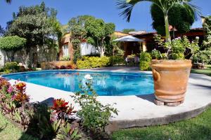 una olla grande sentada junto a una piscina en Quinta Villamarim en Chiconcuac