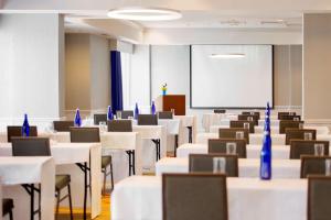 una sala conferenze con tavoli, sedie e lavagna bianca di DoubleTree by Hilton Historic Savannah a Savannah