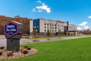ベントン・ハーバーにあるHampton Inn & Suites Benton Harbor, MIの建物前の芝生の看板