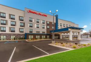 una representación de la parte delantera de un hotel con aparcamiento en Hampton Inn & Suites Benton Harbor, MI, en Benton Harbor