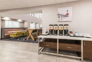 Una habitación con una mesa con botellas de vino. en Hampton Inn & Suites Benton Harbor, MI, en Benton Harbor