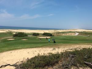 - un groupe de personnes jouant au golf sur un parcours dans l'établissement appartement T2 proche du golf et de la plage, à Moliets-et-Maa