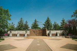 un parque de patinaje con un edificio con red en Hilton Garden Inn South Bend, en South Bend