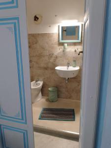 een badkamer met een wastafel en een toilet bij B&b Ammentos in Magomadas