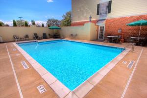 uma grande piscina com água azul em Hampton Inn & Suites State College at Williamsburg Square em State College