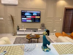 莱基Oxygen Condo的带电视、沙发和桌子的客厅