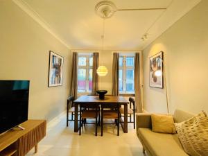 een woonkamer met een tafel en een bank bij Amazing Flat in Urban Neighborhood in Kopenhagen