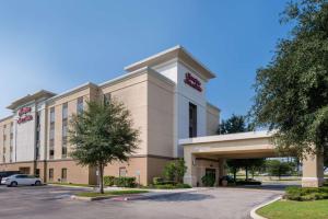 um edifício de hotel com um carro estacionado em frente em Hampton Inn and Suites Schertz em Schertz