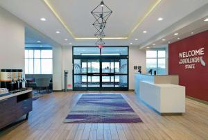 PattersonHampton Inn Patterson, Ca的一个大大堂,欢迎客人返回商店 更多37张照片
