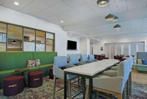 Hampton Inn Patterson, Ca的电视和/或娱乐中心
