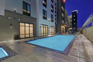 PattersonHampton Inn Patterson, Ca的建筑物前的一个大型游泳池