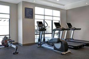 Hampton Inn Patterson, Ca的健身中心和/或健身设施