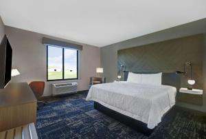 Hampton Inn Patterson, Ca客房内的一张或多张床位