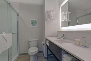 Hampton Inn Patterson, Ca的一间浴室