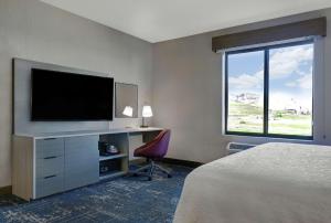 Hampton Inn Patterson, Ca的电视和/或娱乐中心