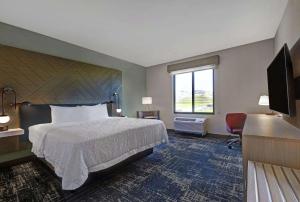 Hampton Inn Patterson, Ca客房内的一张或多张床位