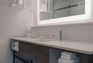 Hampton Inn Patterson, Ca的一间浴室