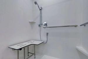 Hampton Inn Patterson, Ca的一间浴室