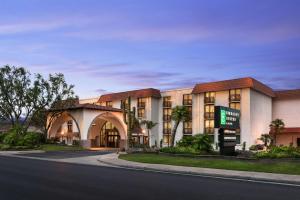 スコッツデールにあるEmbassy Suites by Hilton Scottsdale Resortのハンプトン イン スイーツ アナハイム
