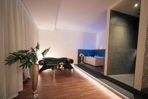 Area soggiorno di Privat-Spa mit Whirlpool und Sauna in Sursee