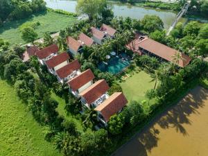 eine Luftaufnahme eines Resorts mit Swimmingpool in der Unterkunft Coco Island Resort Ninh Binh in Ninh Bình