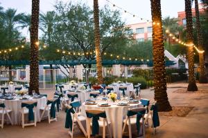 un groupe de tables avec des chaises et des lumières dans l'établissement Hilton Garden Inn Scottsdale Old Town, à Scottsdale