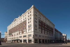 a large white building on the corner of a street at Hilton Garden Inn Louisville Downtown in Louisville