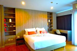 Ban Bang Toei (1)Nest n Rest Hotel的房间里有一张大床的卧室