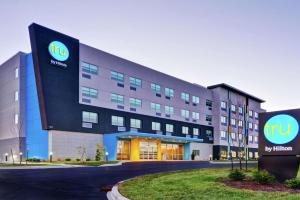 Tru By Hilton Shepherdsville Louisville South في شيفاردزفيل: مبنى مكتب عليه شعار انتل