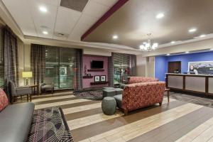 un vestíbulo con una sala de espera con sofás y sillas en Hampton Inn Seattle/Everett Downtown en Everett