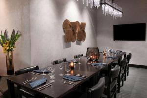 The Charter Hotel Seattle, Curio Collection By Hilton的电视和/或娱乐中心