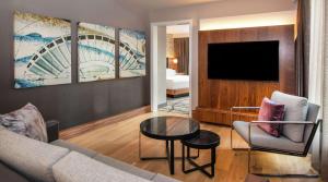 The Charter Hotel Seattle, Curio Collection By Hilton的电视和/或娱乐中心